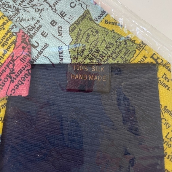 Mens' 100% silk World Map Novelty Print Tie New with Tags, NWT - Picture 4 of 4